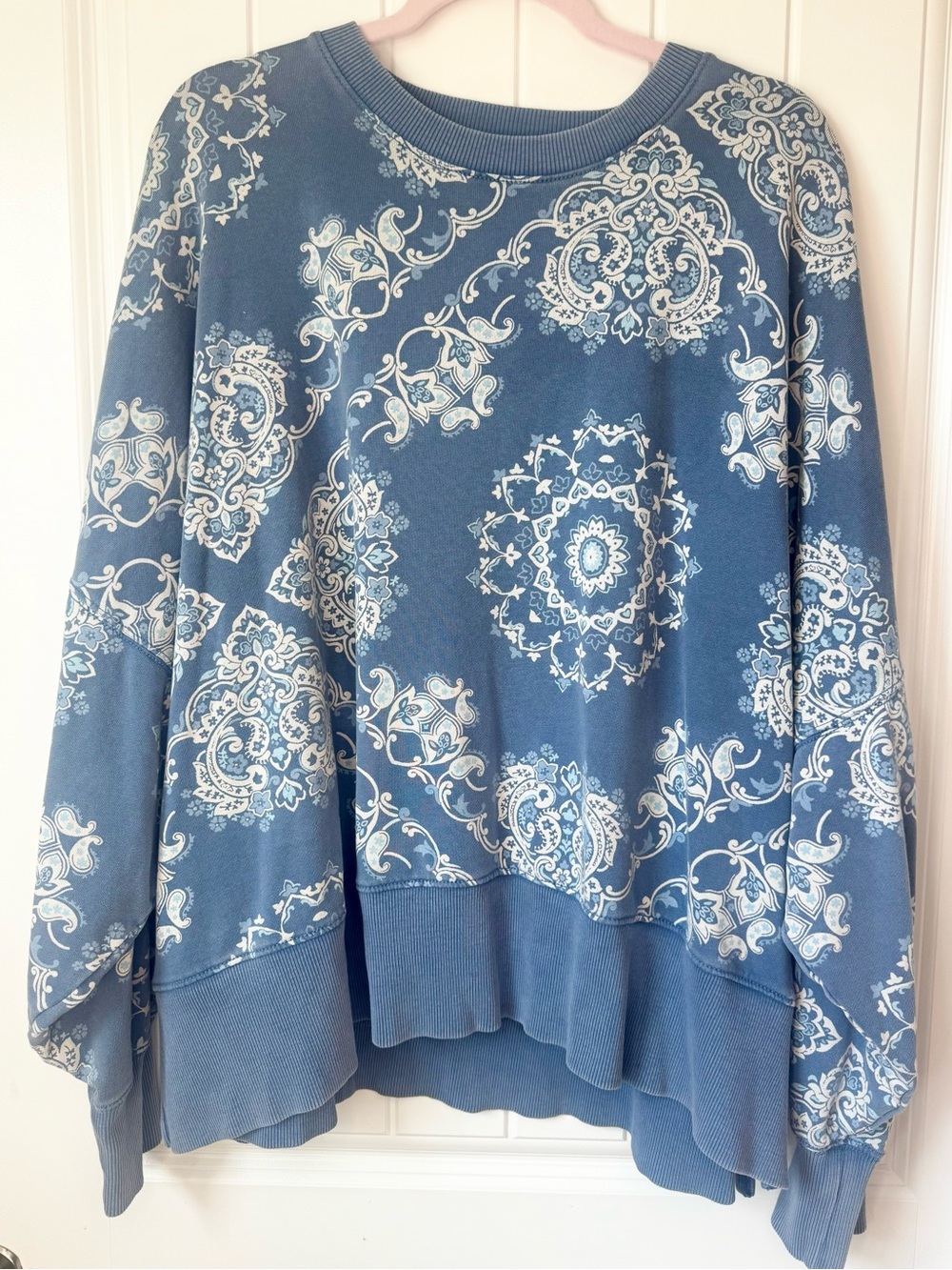 American Eagle Outfitters Blue Paisley Pullover Sweatshirt